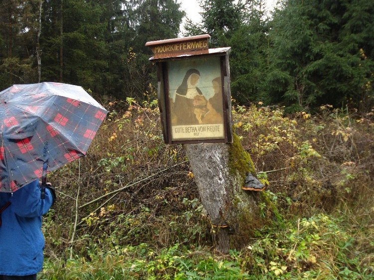 20_wegweiser_mit_gedenkbild_von_gute_betha_von_reute.jpg