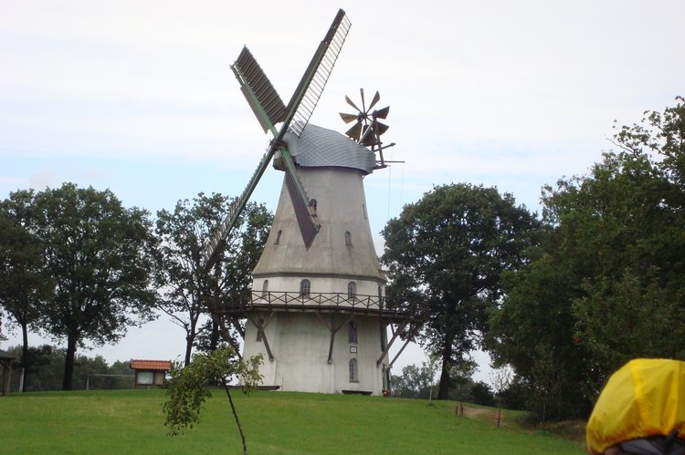 051_eine_windmuehle_am_weg.jpg