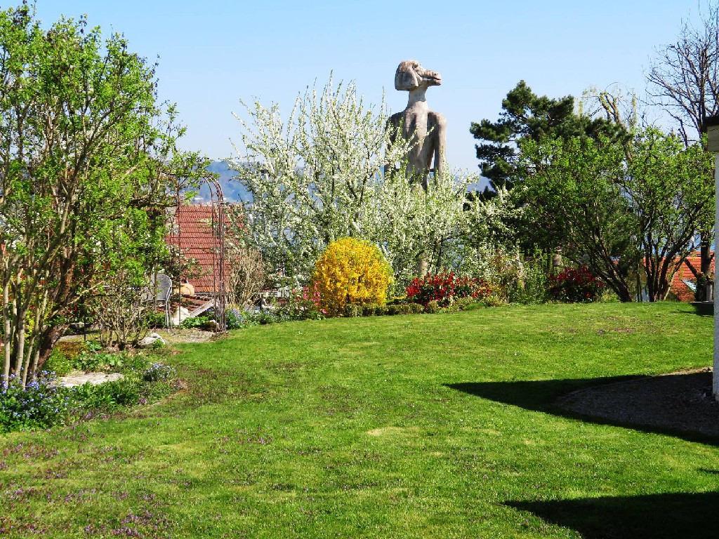 ein Lenk-Kunstwerk begrüßt uns schon