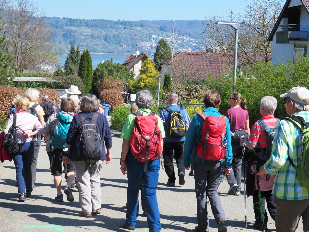 wir nähern uns dem Lenk-Garten