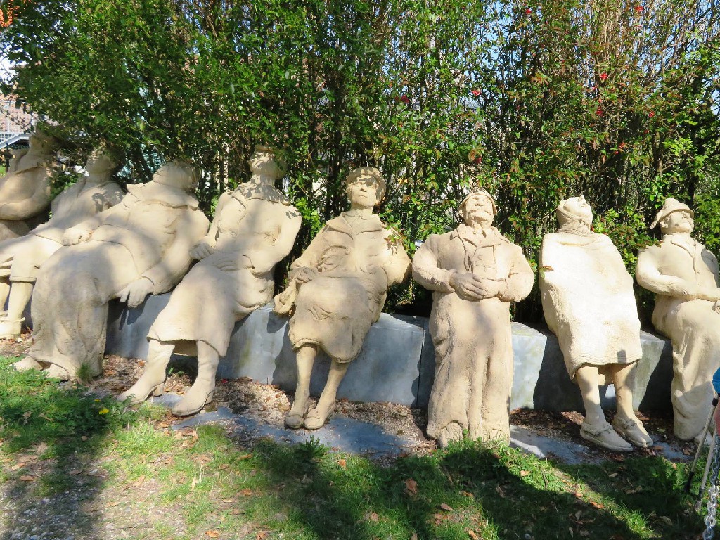 "do hocket se i  de Sunne und hond immer no koi Färble"