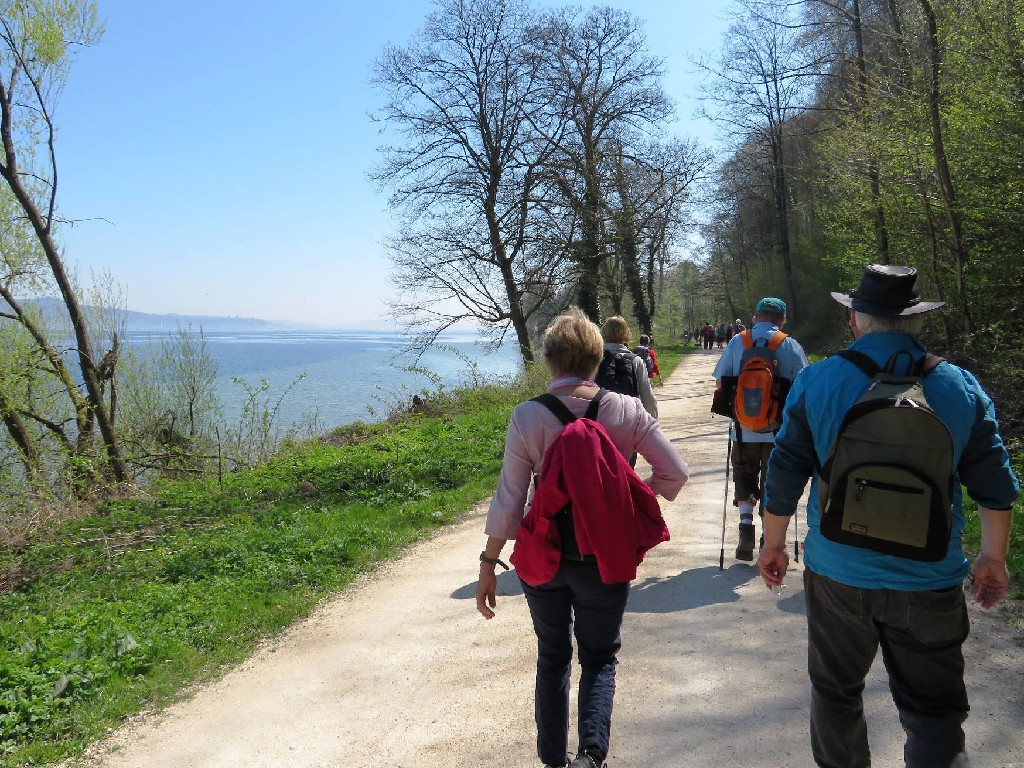 dem See entlang weiter