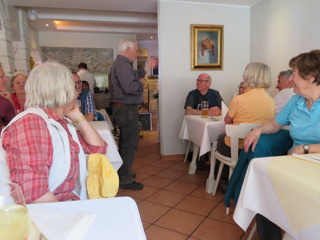 Rudi dankt Theo für die erlebnisreiche Wanderung