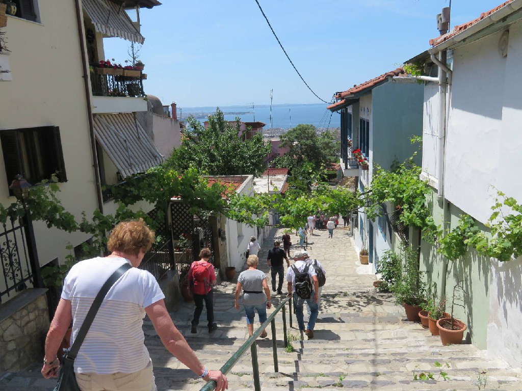 über Treppen hinunter zur Stadt