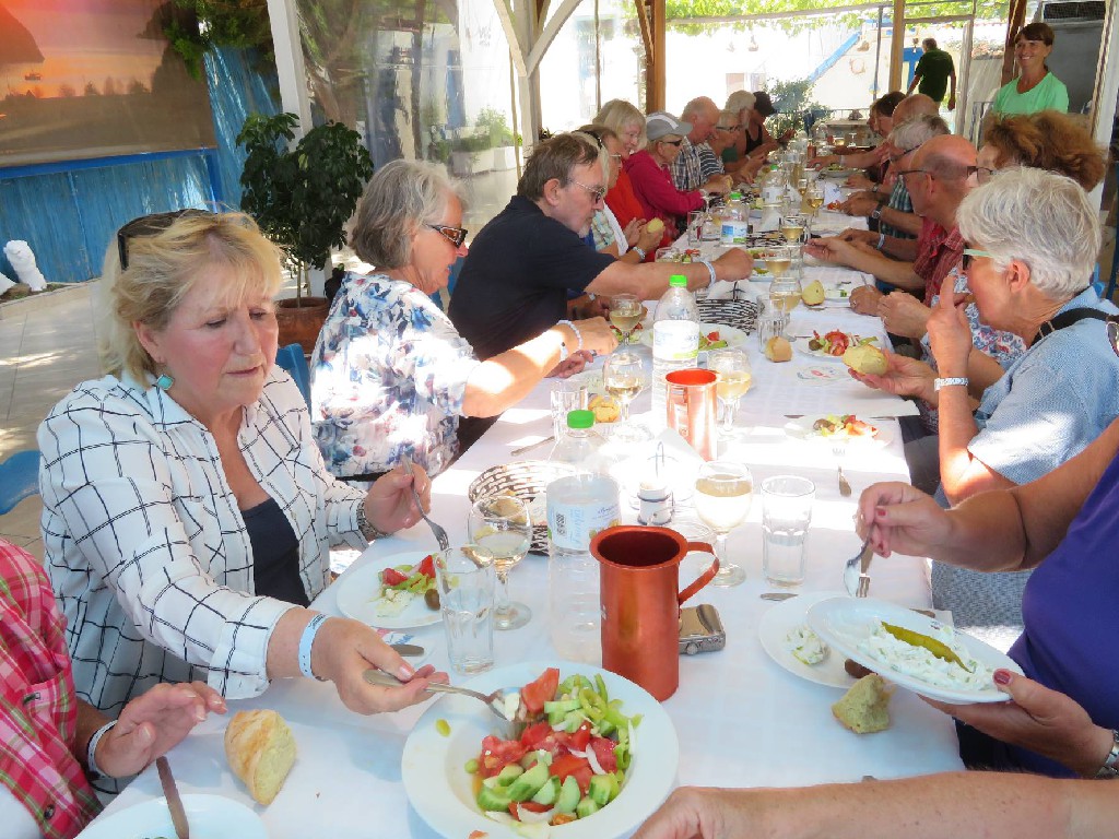 zum griechischen Essen mit Fisch und herrlichem Wein