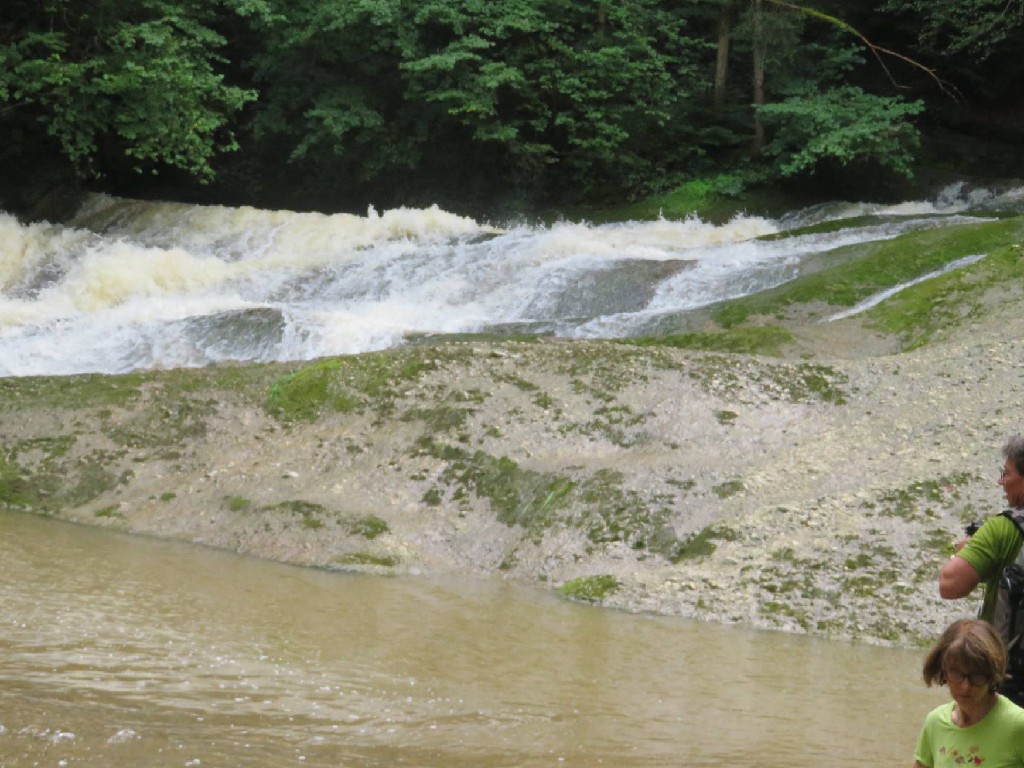 das Wasser rauscht vorbei