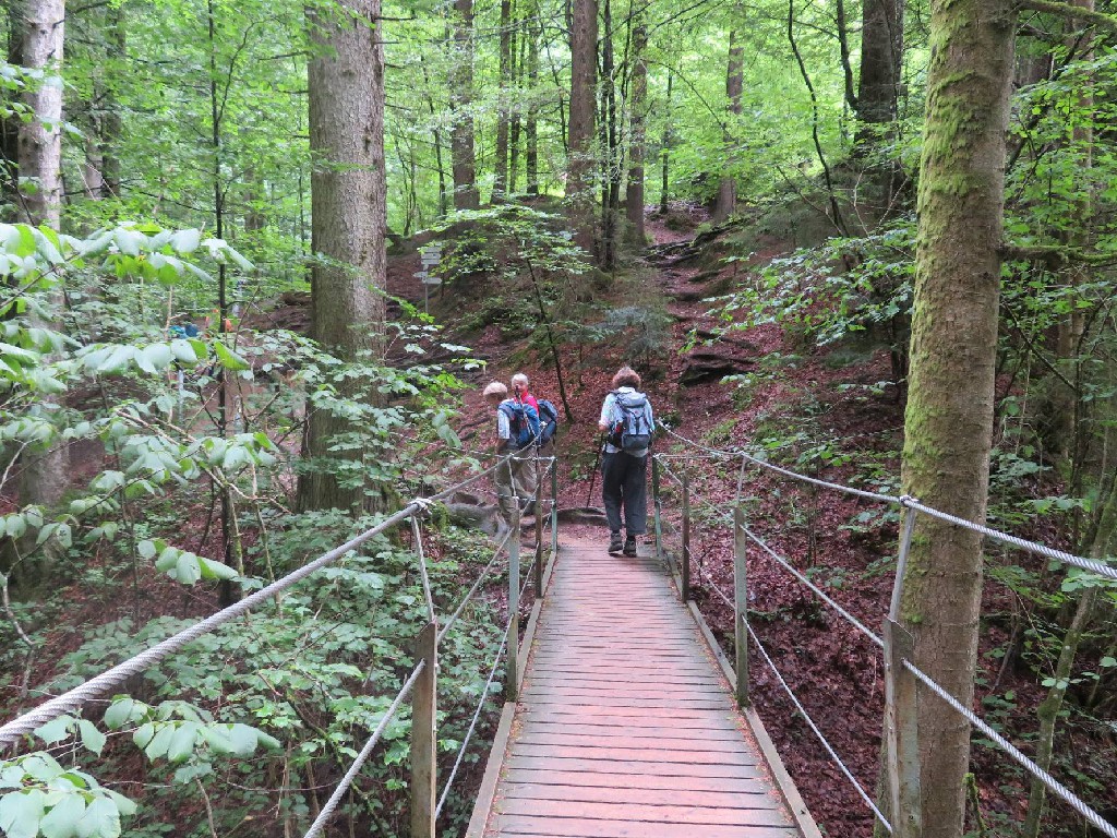 weiter über die Brücke