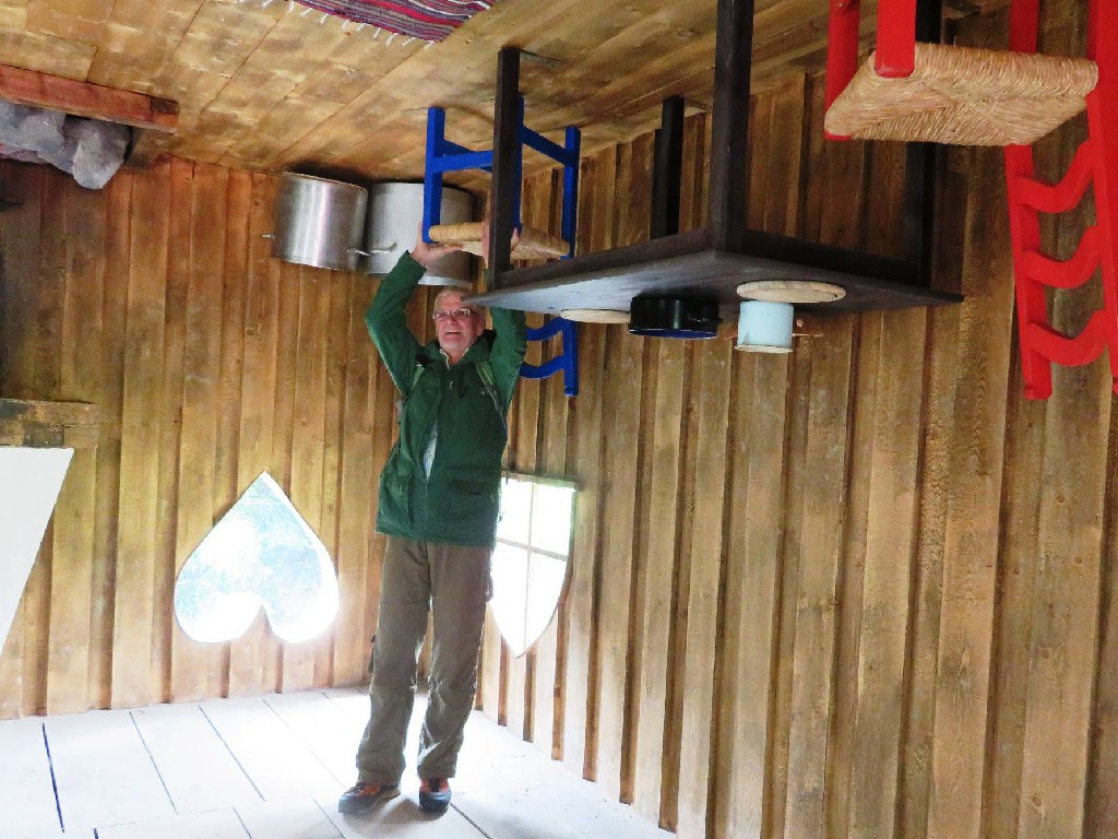Tisch und Stühle an der Decke?