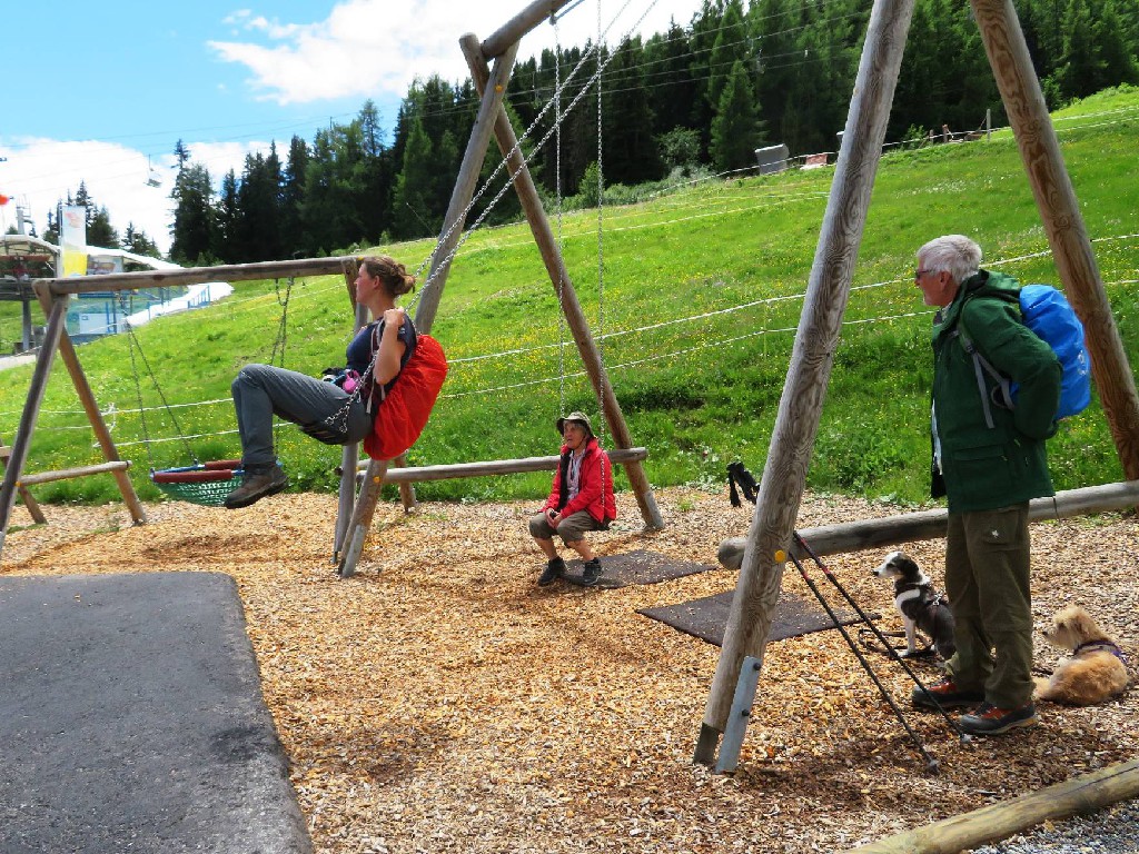 Sigrun und Juliane benutzen die Schaukel