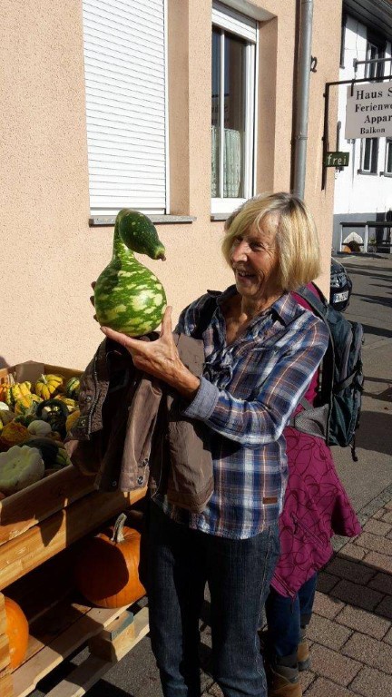 Annaliese bestaunt einen originellen Kürbis     