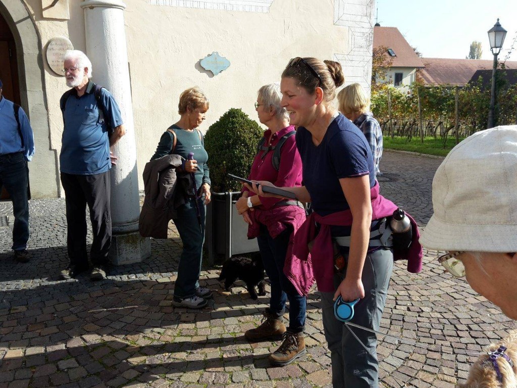 Sigrun informiert die Wanderer über
