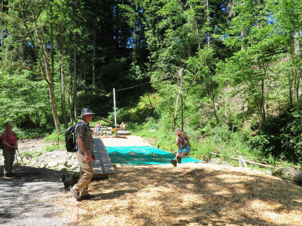 Hanne will die Seilbahn testen
