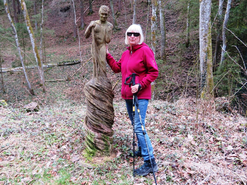 vorbei an der Sägekunst-Holzfigur