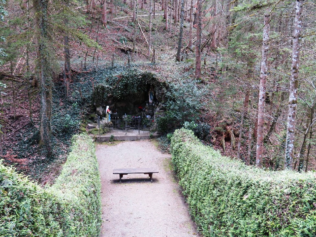 an der Lourdes-Grotte