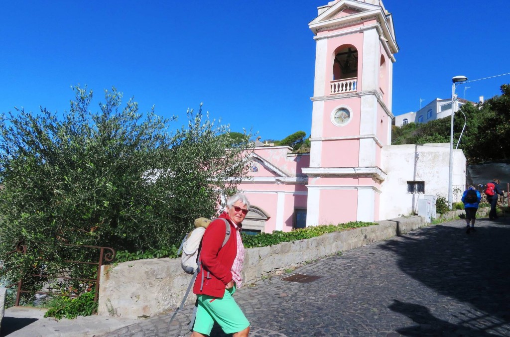 an der Kirche vorbei