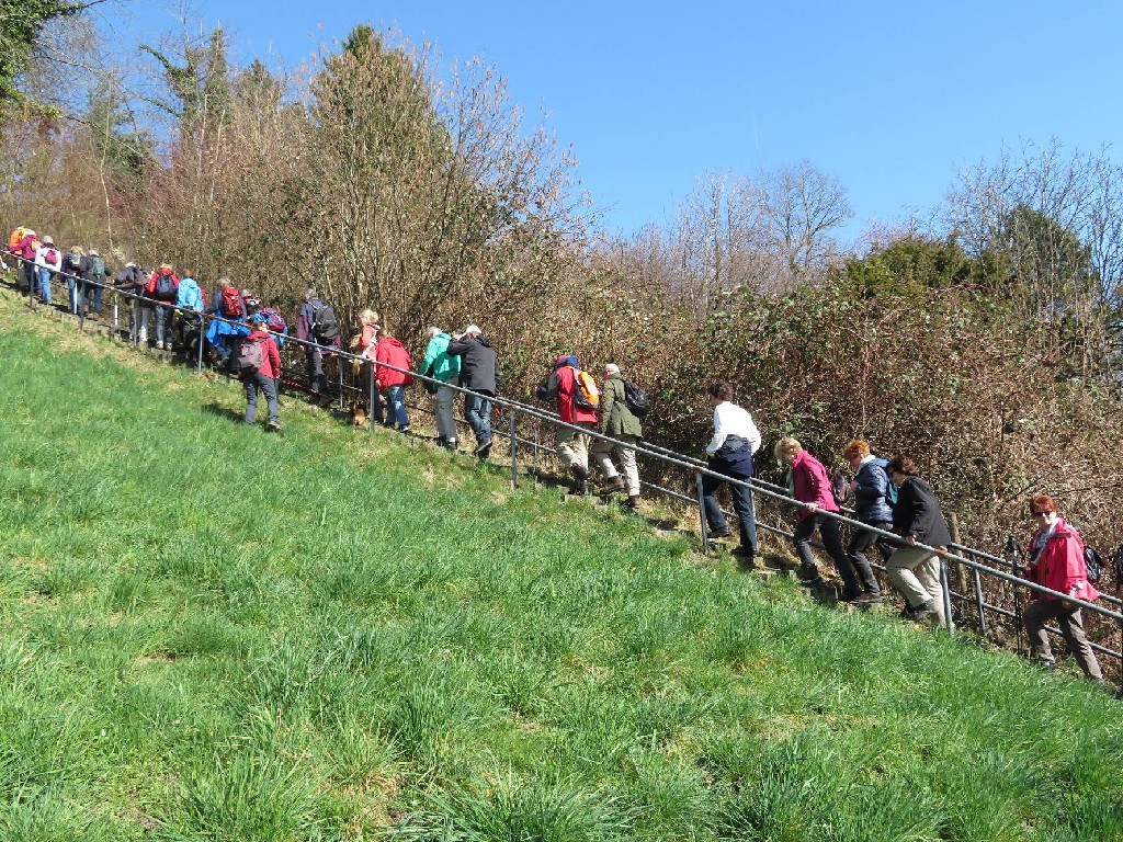 über unzählige Stufen bergauf