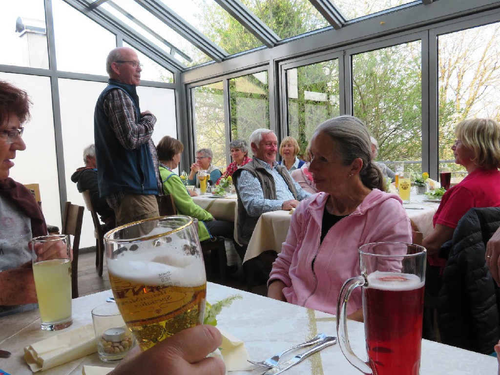 Theo dankt Henry für die schöne Frühlingswanderung