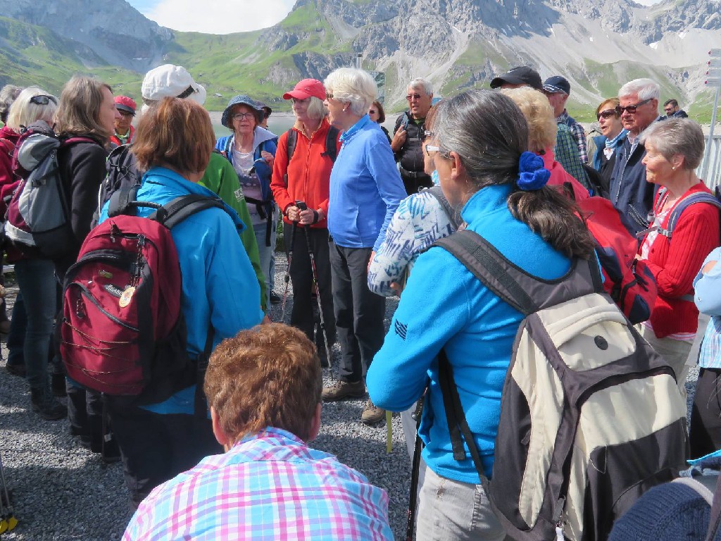 Irene und Ernst begleiten die Bergwanderer