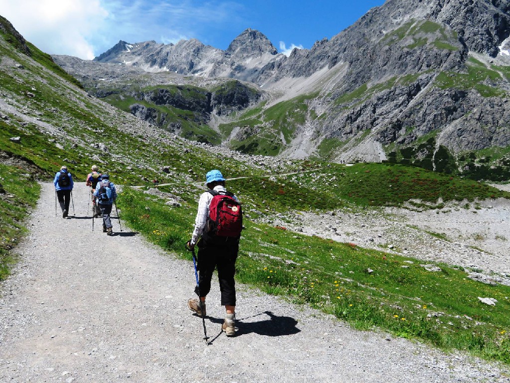 weiter um den See