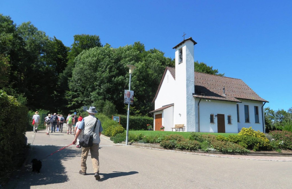 an der ev. Kirche vorbei