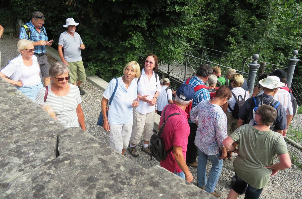 über Treppen hinab