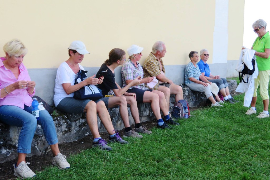 Ruhepause bei der Kirche
