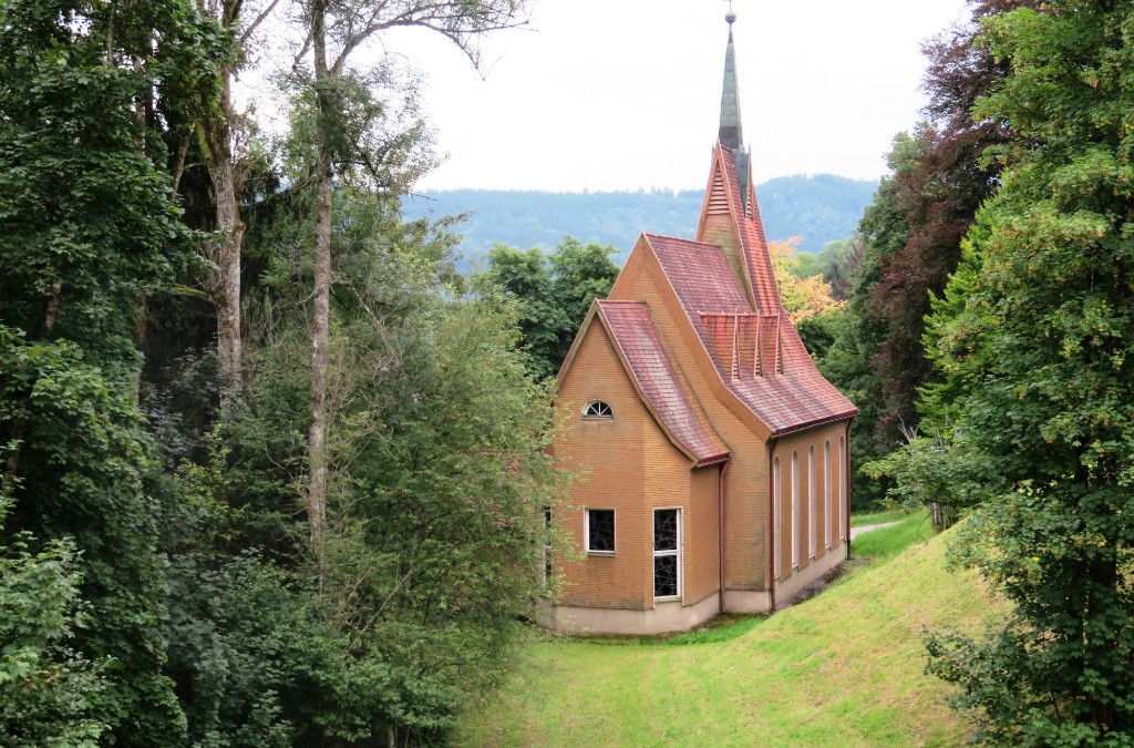 vorbei an der Klinik-Kapelle