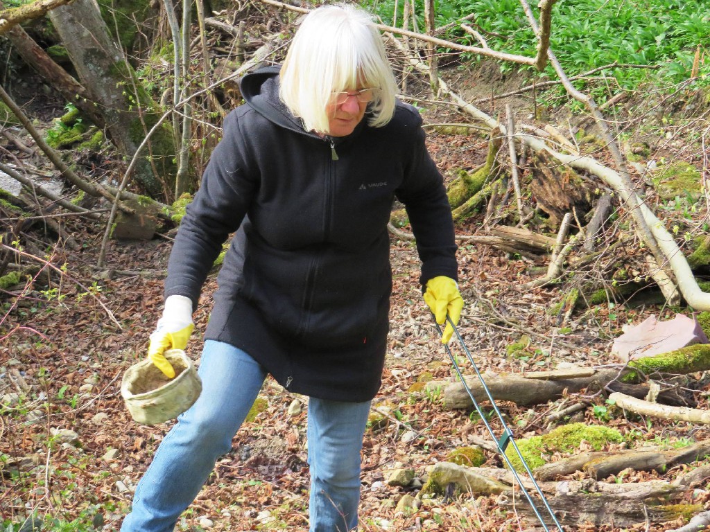 Gitta findet einen Kochtopf