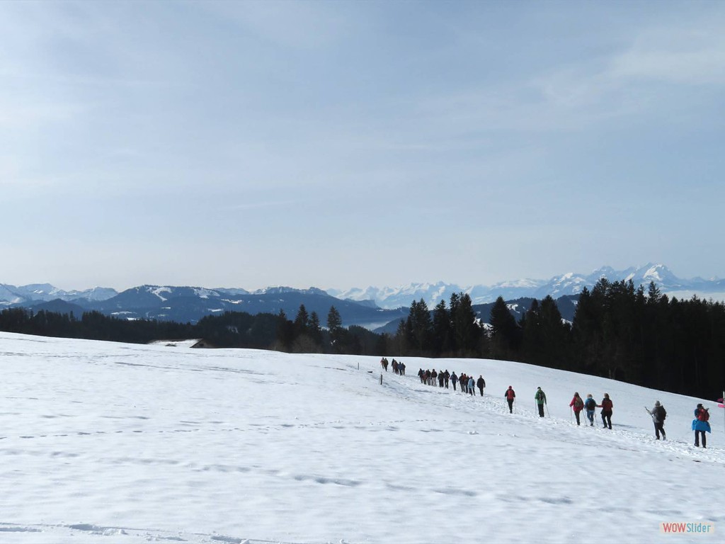 in der sonnigen Schneelandschaft