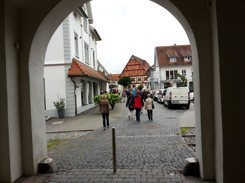 auf dem Weg zu einer netten Einkehr.             Herzlichen Dank Theo für den sehr interessanten Wanderführer-Ausflug!