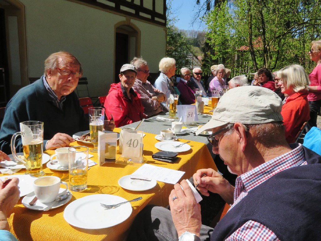 Gerda dankt Irene für die schöne Wanderung bei herrlichem Sonnenschein