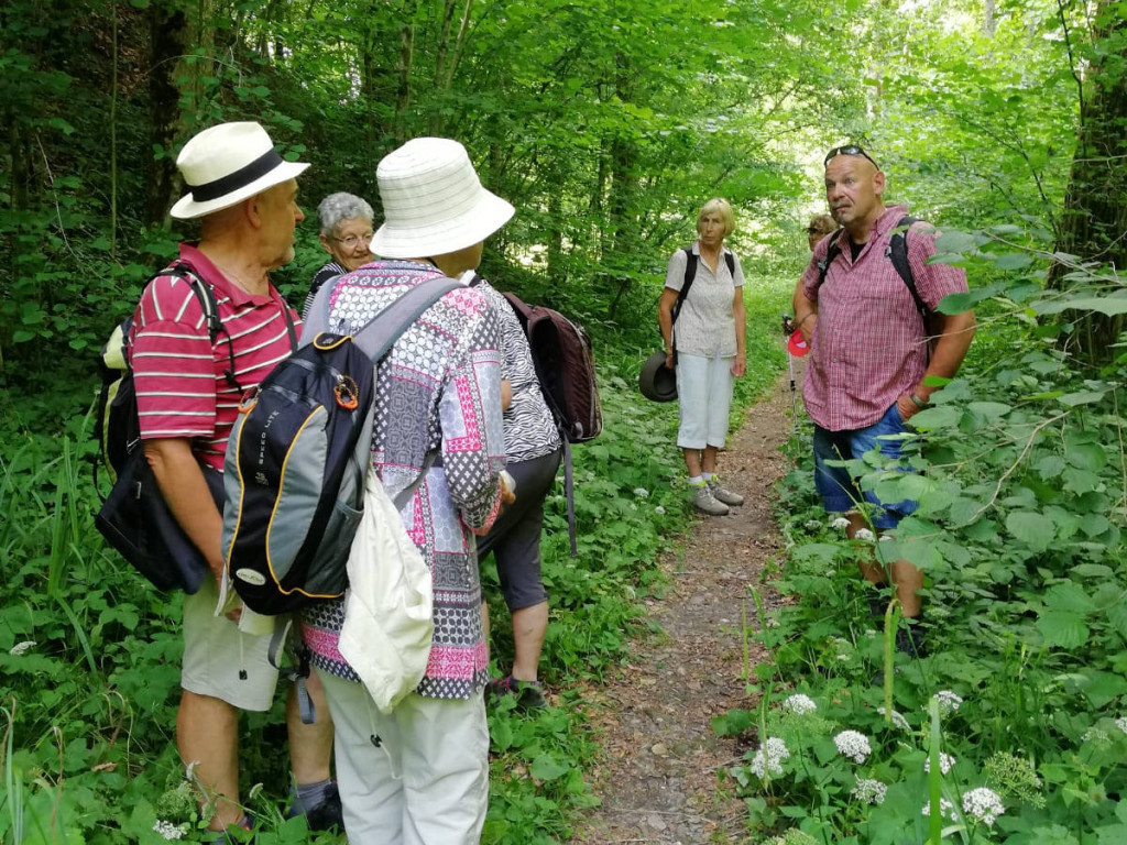 8 Frauen,1 Wanderführer im Aachtobel unterwegs..