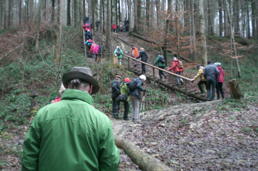 über die Brücke und bergauf