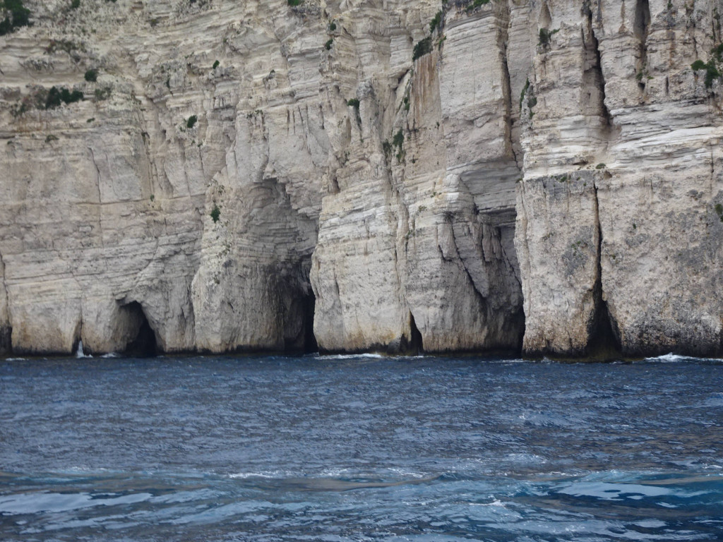 vorbei an geheimnisvollen Höhlen