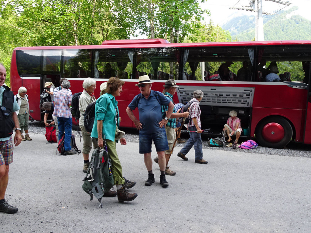 50 Wanderfreunde wandern