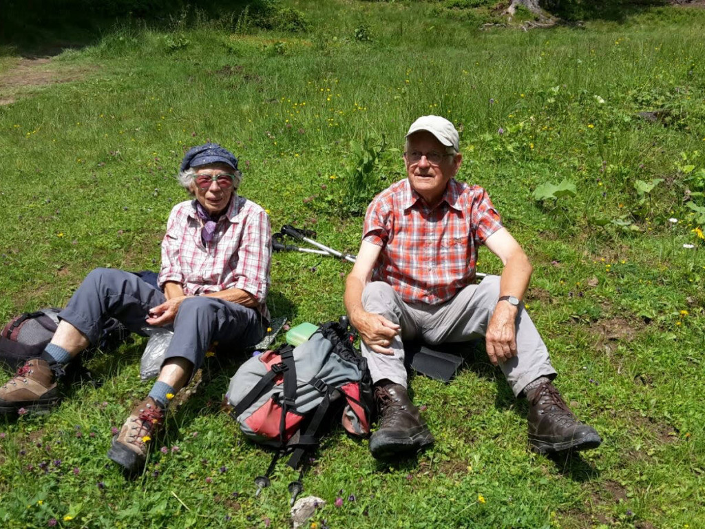 Lore und Leo genießen die Bergwelt