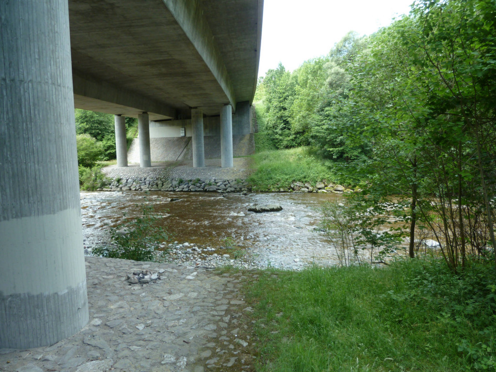 Unter der Autobahnbrücke entlang der Unteren Argen