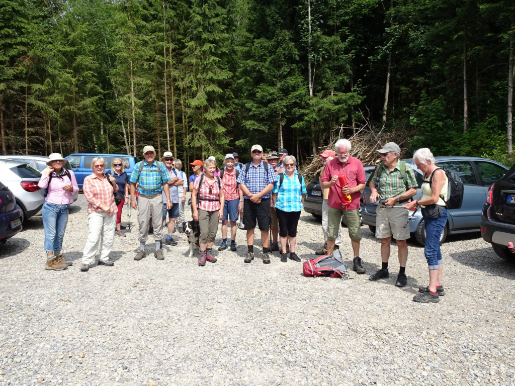 24 Wanderfreunde am  Parkplatz Scheidegger Wasserfälle