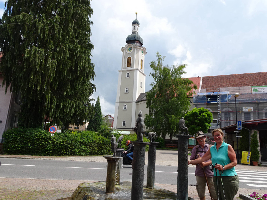 beim imposanten Brunnen