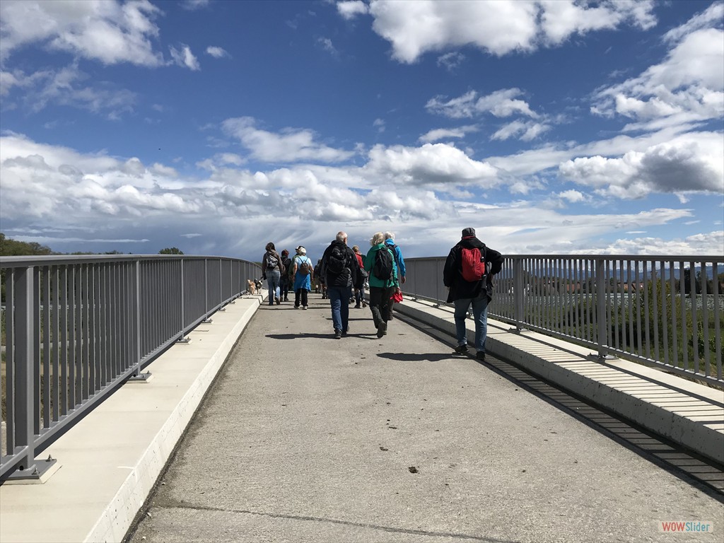 über die Brücke