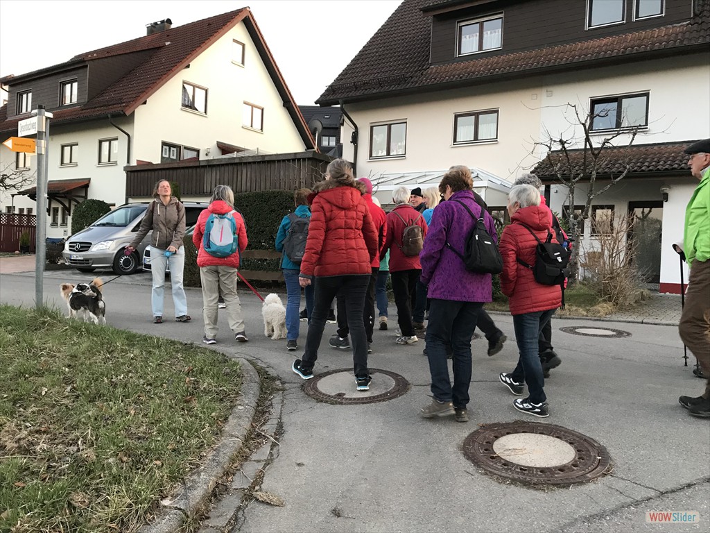 Sigrun begrüßt ca.30 Wanderfreunde